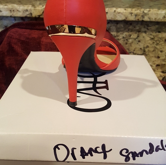 Women Shoes - Picture 3 of 16